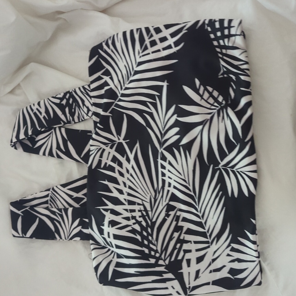 🌸 New AQUA Crop Top Black and White Leaf Pattern Size M NWT